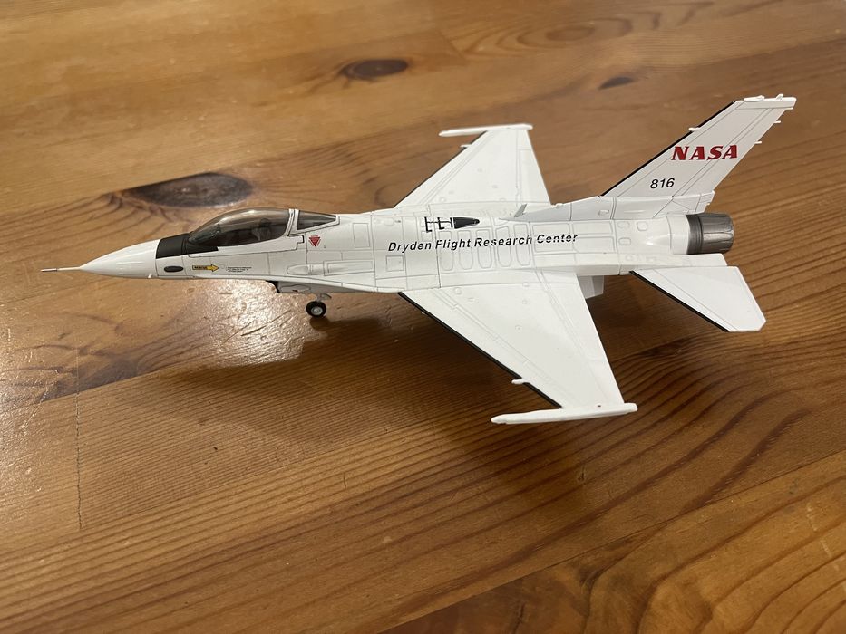 Macheta metal F-16 NASA 1:72
