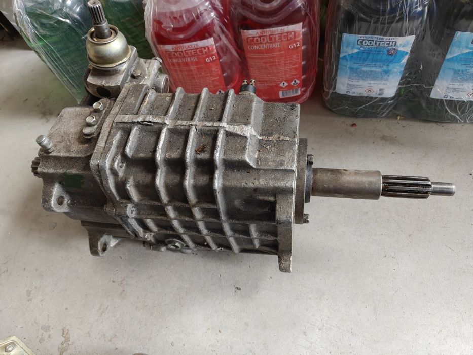 Продавам скоростна кутия уаз  5ст