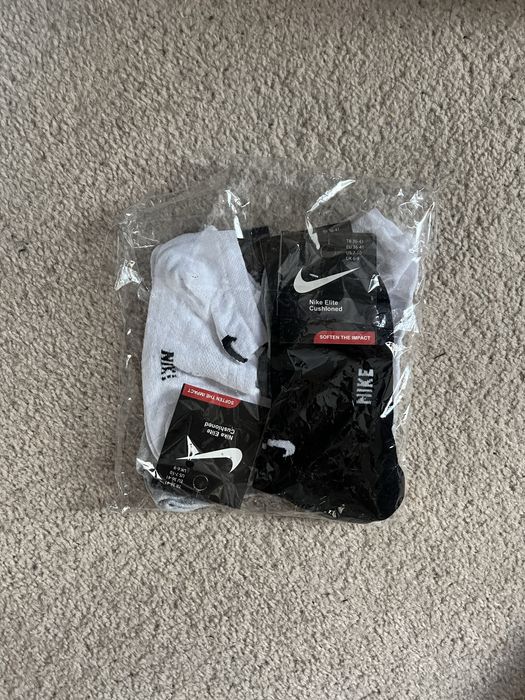 Vând ciorapi noi 4 perechi diferite culorii