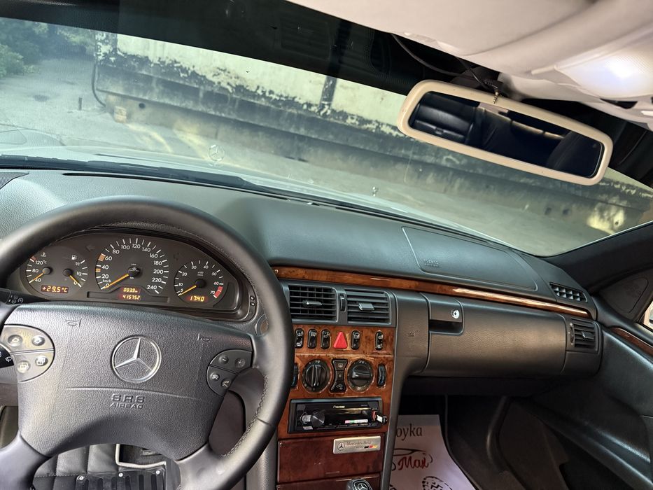 Mercedes-Benz W210