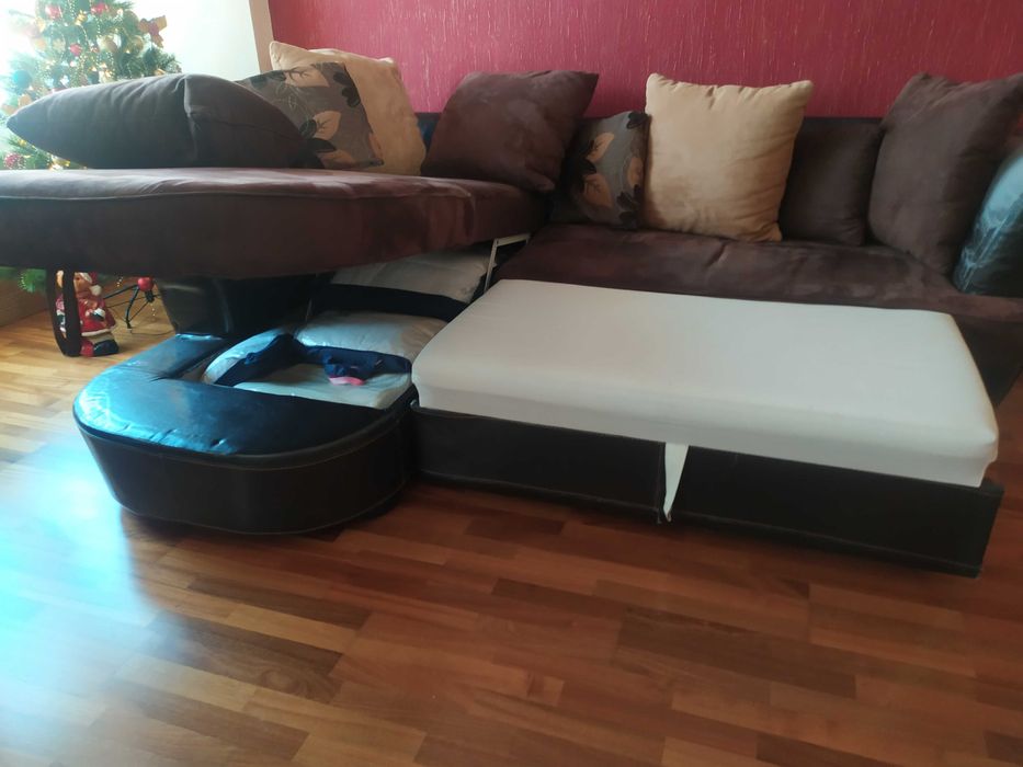 Диван ъглов разтегателен с повдигащ механизъм и възможност за багаж