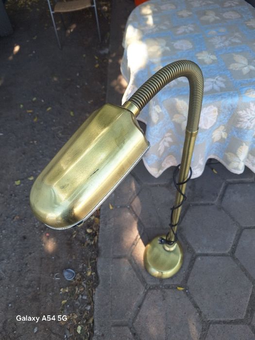 Висока месингова лампа