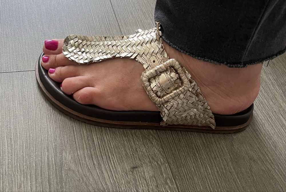 Продава маркови дамски чехли