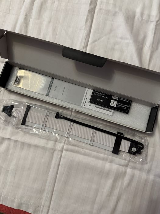 Lian Li Strimer Plus V2 12VHPWR 16-Pin RGB 320mm