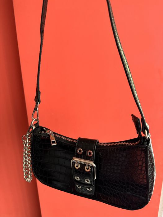 Малка черна чанта Bershka