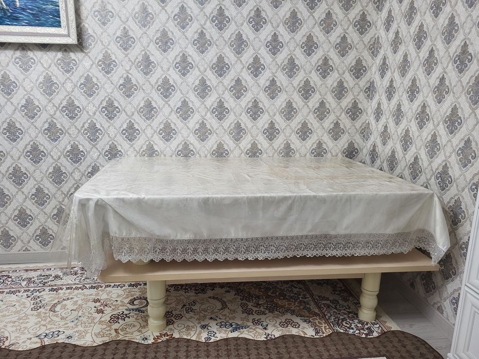 Продается стол, размер 3.5 метра.