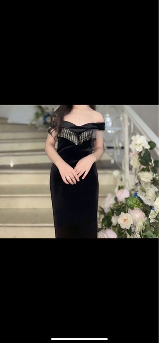 Платье вечернее с открытом плечом