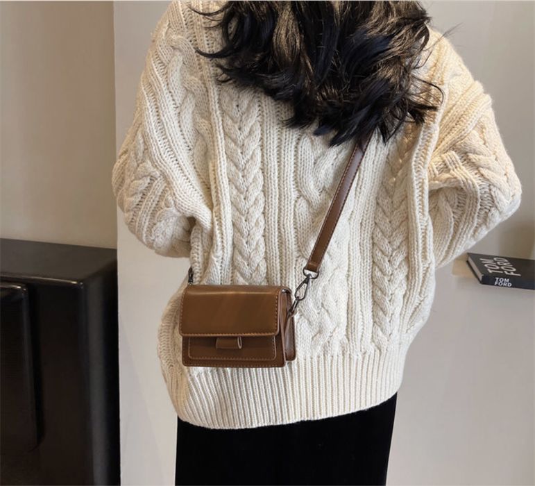 маленькая коричневая сумка