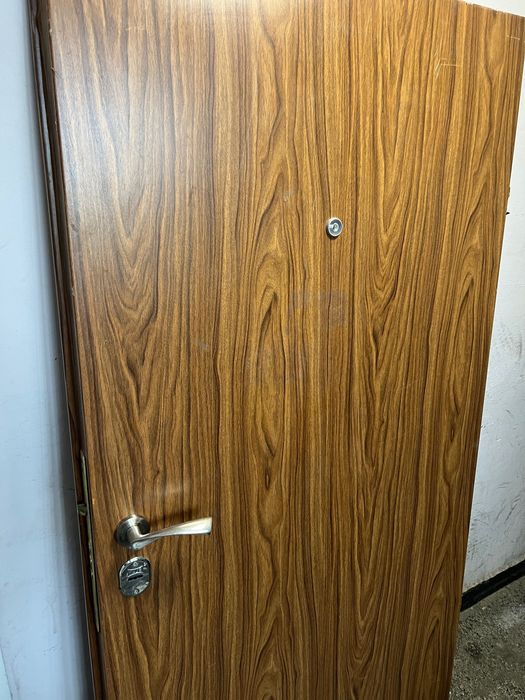 Здрава външна врата