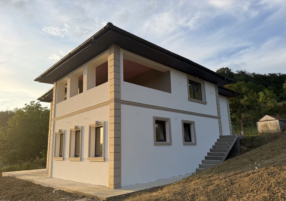 Casă nouă de vânzare în Vlădești, Vâlcea – Curte generoasă