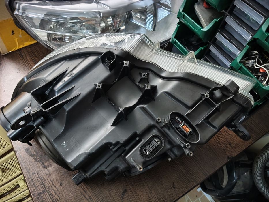 Far dreapta bixenon adaptiv Skoda Superb 2