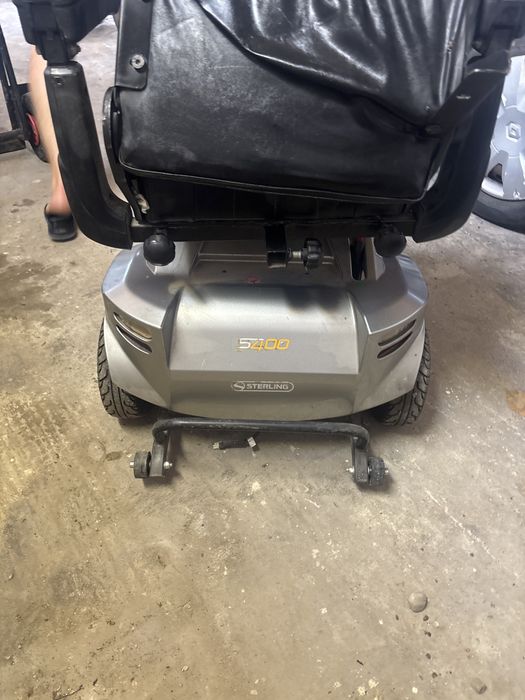 carucior electric pentru persoane cu dizabilitati defect