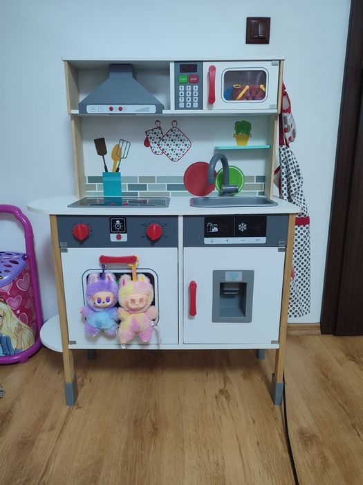 Vând bucătărie de lemn și carusel pentru pătuț