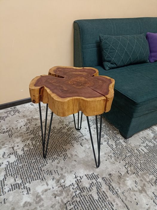 Журнальный столик из натурального дерева