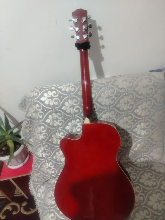 Продаётся акустическая гитара в хорошем состоянии