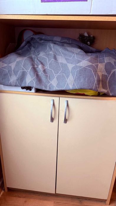 ПОДАРЯВАМ комплект офис мебели, бюра и шкафове. Всичко заедно