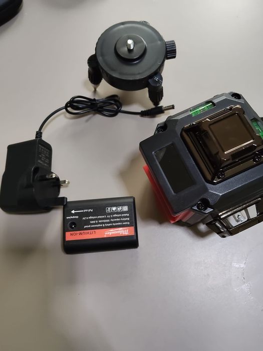 Nivelă Laser Milwakee  cu 16 linii Verzi