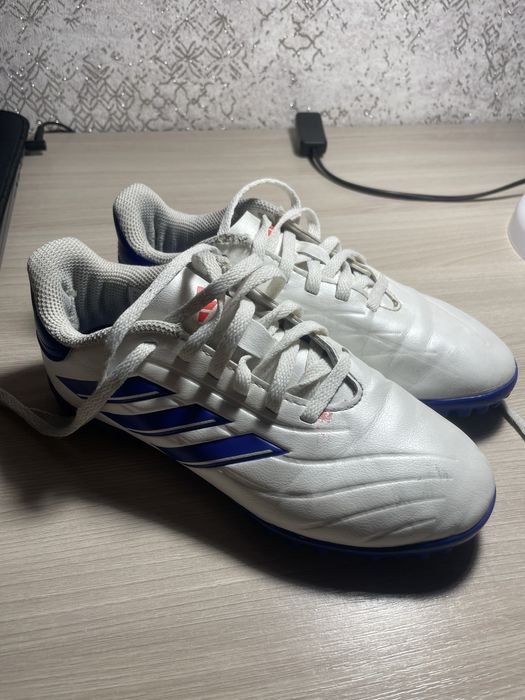Продам футбольную обувь adidas 33, 34 размер