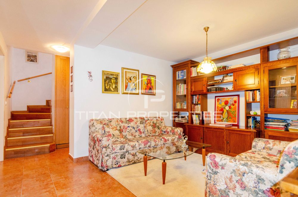 Триетажна къща с гараж в Кючук Париж