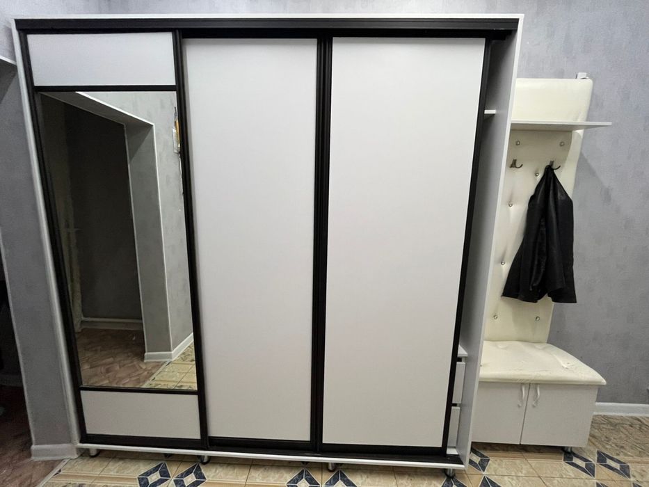 Шкаф для прихожей с вешалкой