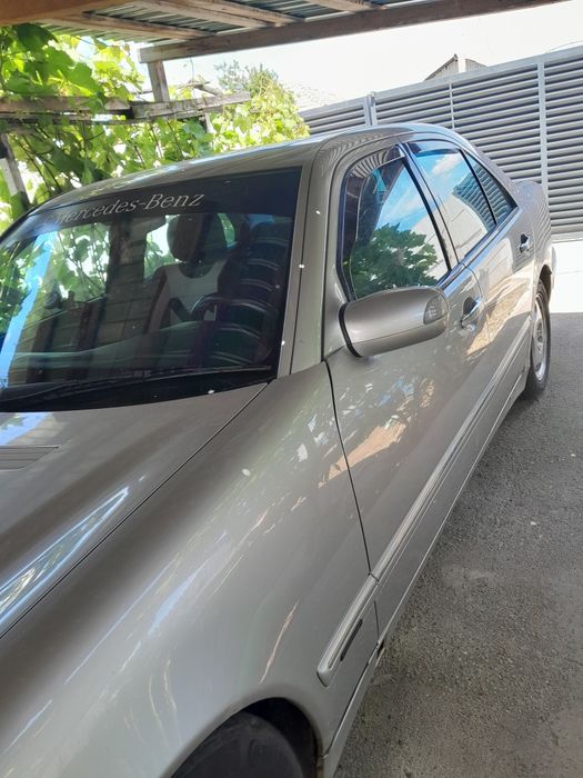 Mercedes-Benz  masina merge foarte bine