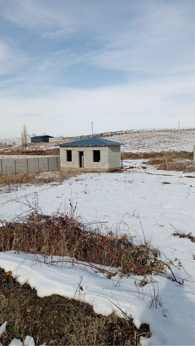 Участоток для дачи и дома среди малиновых садов