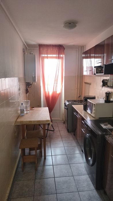 Închiriez apartament cu trei camere de Untold...6..8 persoane...la 10 min de mers pe jos