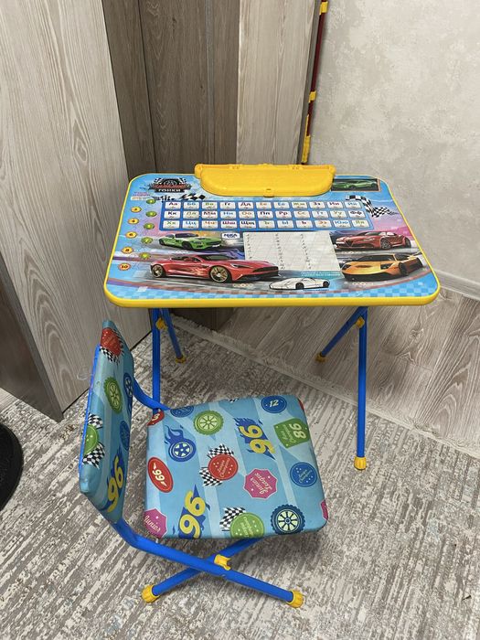 Детский стол и мольберт в комплекте