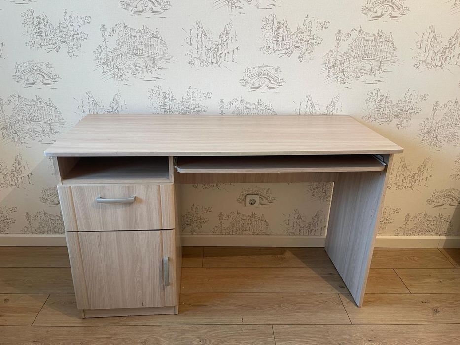 Срочно продам стол парта