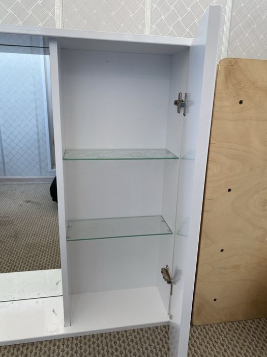 Зеркало-шкаф для ванной.