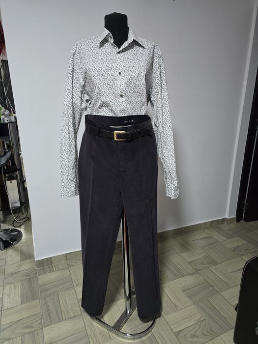 Pantaloni raiat, model ce poate fi purtat atât la tinute casual/office
