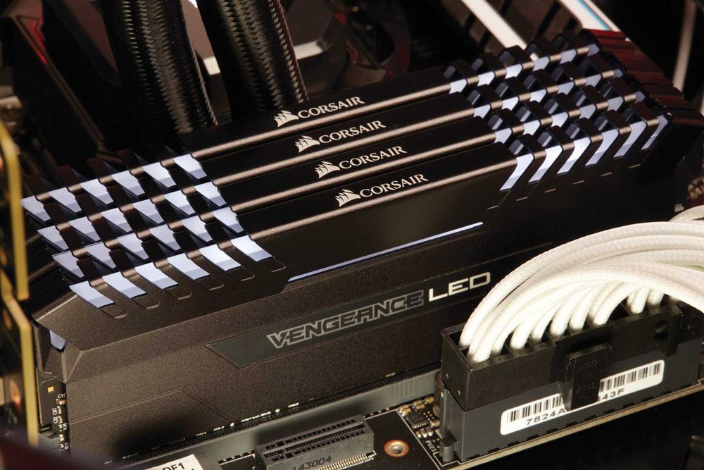 RAM 32GB 4x8gb Corsair VENGEANCE LED 3200Mhz DDR4 KIT за компютър