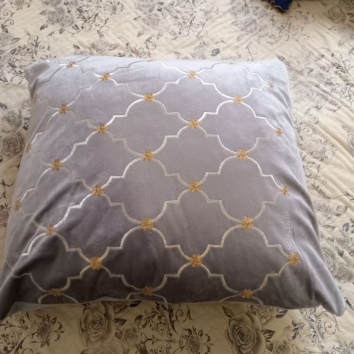 Ккрасивом чехол для подушки. Новая!