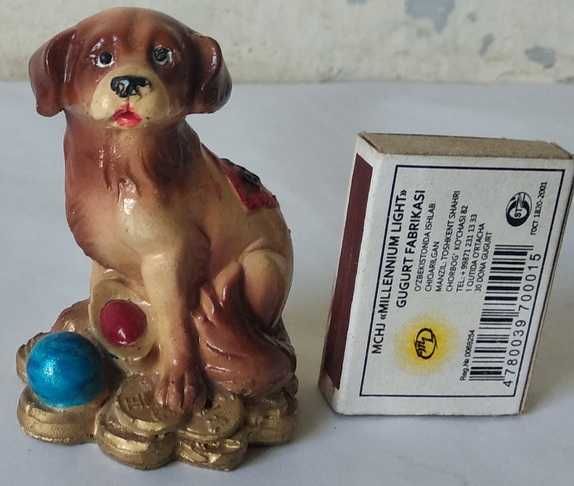 Керамическая собачка, сидящая на монетах