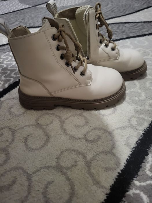 Продам демисезонные ботиночки.