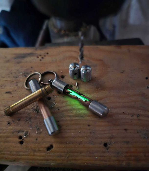 Tritium-BetaLight - Ръчно изработен Steampunk ключодържател със самосветеща тритиева ампула