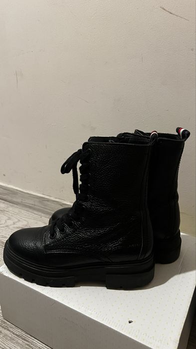 TOMMY HILFIGER – черни боти