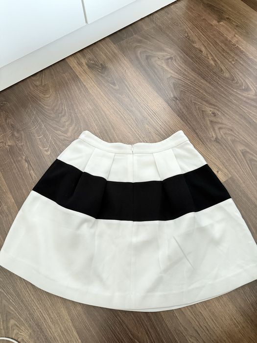 Fusta alb cu negru de la  vero moda