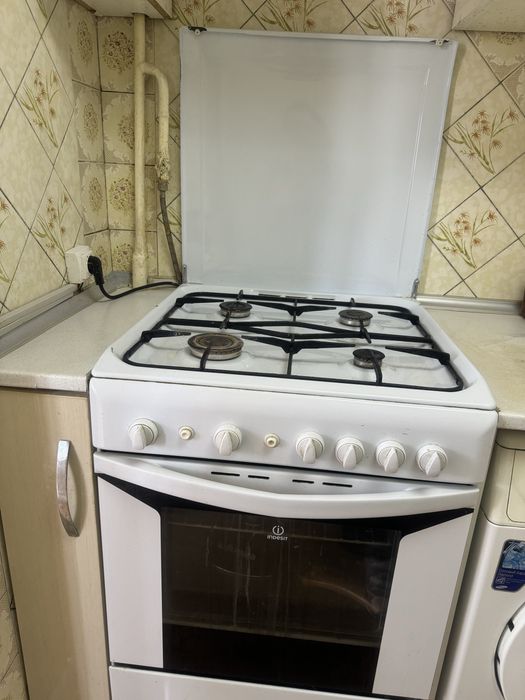 Газ плита Индезит и вытяшка Витек