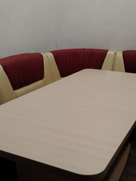 Продаётся кухонный стол