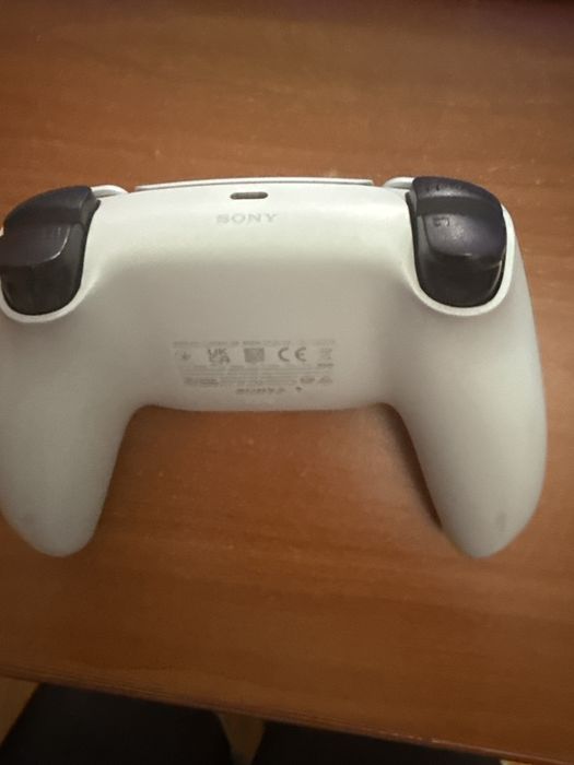 Vand ps 5 in stare excelenta se ofera o maneta