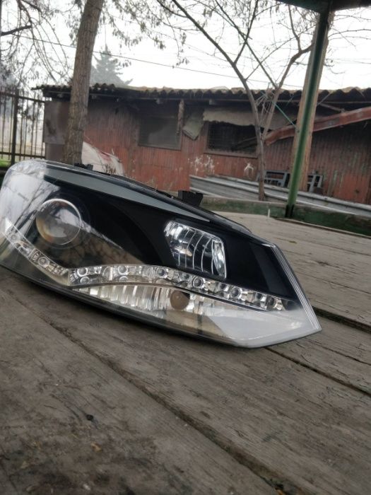 Десен и ляв фар vw polo ксенон xenon