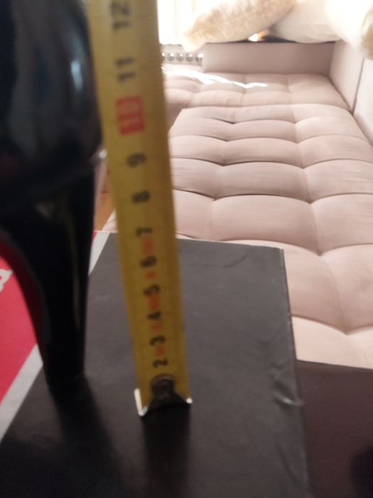 Продавам чисто нови дамски черни  обувки