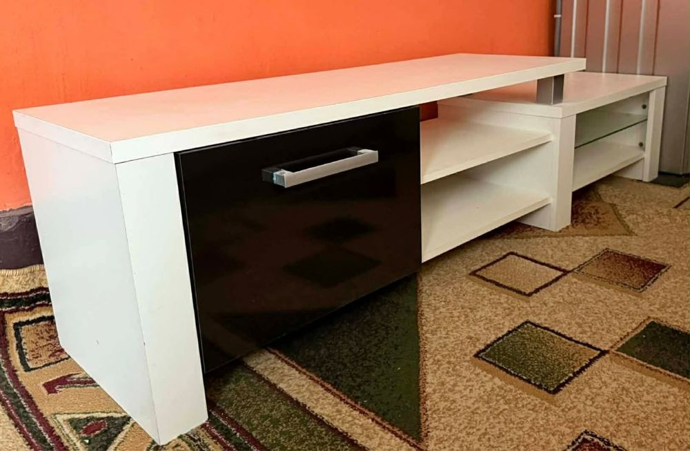 Vand masa de tv 250 lei