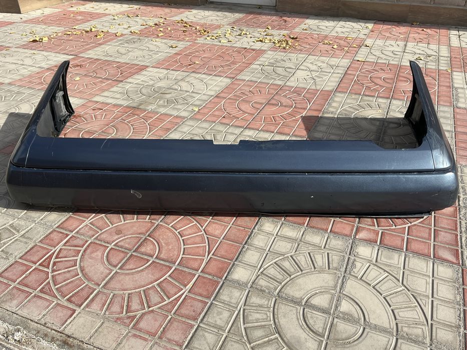 Задний бампер Мерседес w124 оригинал