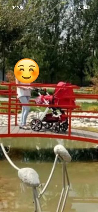 Каляска красного цвета