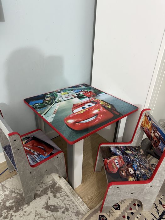 Детские стол и два стула