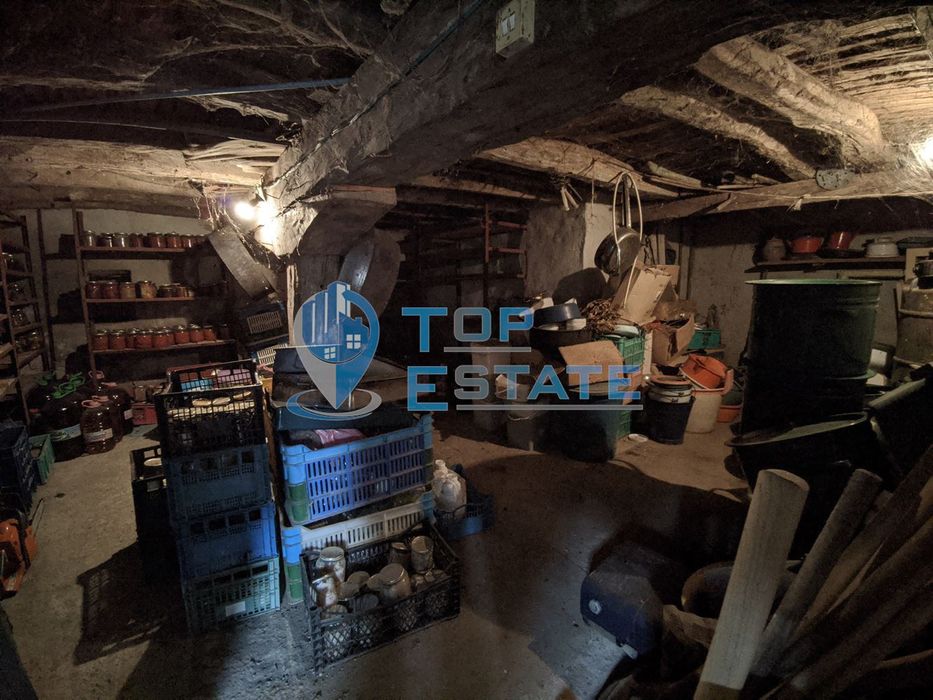 Тухлена обзаведена къща с магазин в село Сушица