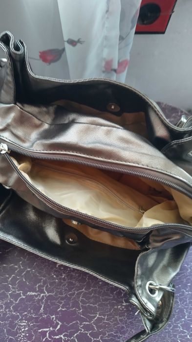 Дамска чанта с къси дръжки