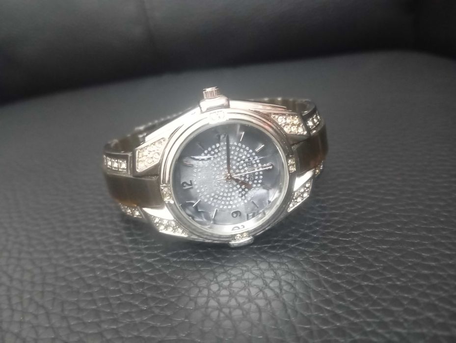 Стилен дамски кварцов  часовник на марката CEITEZIN